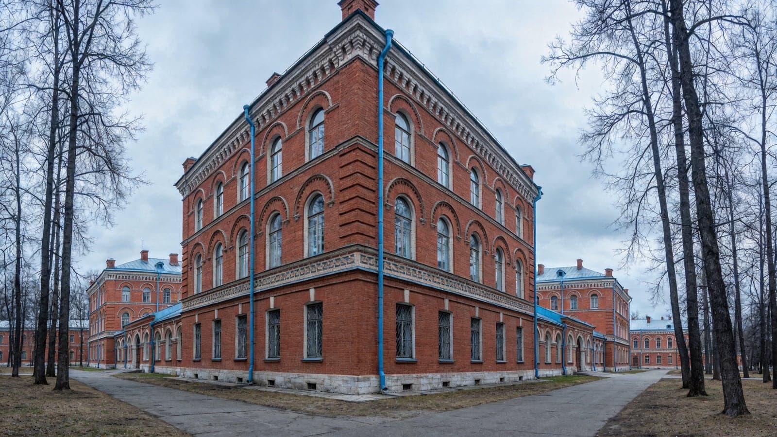 ДОМ.РФ выставил на торги казарменный городок в Павловске